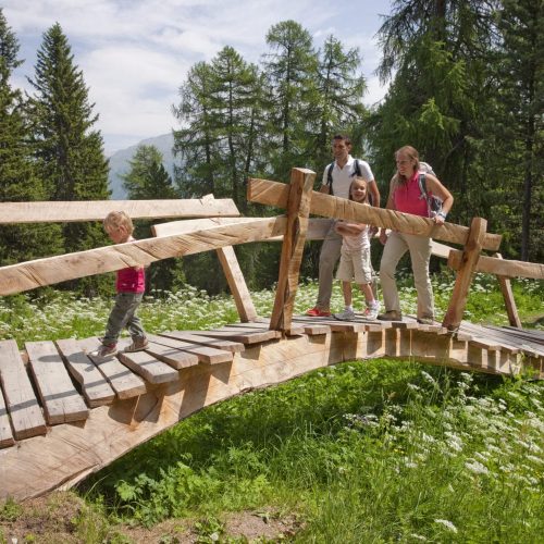 ENGADIN ST. MORITZ - Eine Familie wandert ueber eine Bruecke beim Schellenursliweg auf Salastrains (Corviglia).

Family hiking across a bridge on the Schellen Ursli Path heading towards Salastrains (Corviglia).

Una famiglia fa un'escursione su un ponte presso il sentiero Schellenursliweg su Salastrains (Corviglia).

Copyright by ENGADIN St. Moritz By-line:swiss-image.ch/Christof Sonderegger