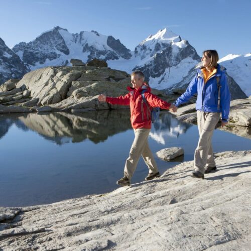 ENGADIN ST. MORITZ - Wanderpaar bei Fuorcla Surlej, faszinierendes Berninamassiv mit Spiegelung im See, im Hintergrund Piz Bernina (4049m) und Piz Roseg (3937m), La Sella (3584m).

Hiking couple at Fuorcla Surlej, dramatic Bernina massif with reflection in lake. In background Piz Bernina (4,049m) and Piz Roseg (3,937m), La Sella (3,584m).

Coppia di escursionisti a Fuorcla Surlej, con l'affascinante massiccio del Bernina che si specchia nel lago. Sullo sfondo, Piz Bernina (4049m), Piz Roseg (3937m), La Sella (3584m).

Copyright by: ENGADIN St. Moritz    By-line: swiss-image.ch/Christof Sonderegger